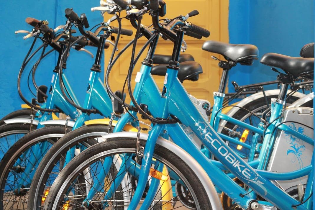 Vélos électriques bleus Yellow Bike prêts pour le départ