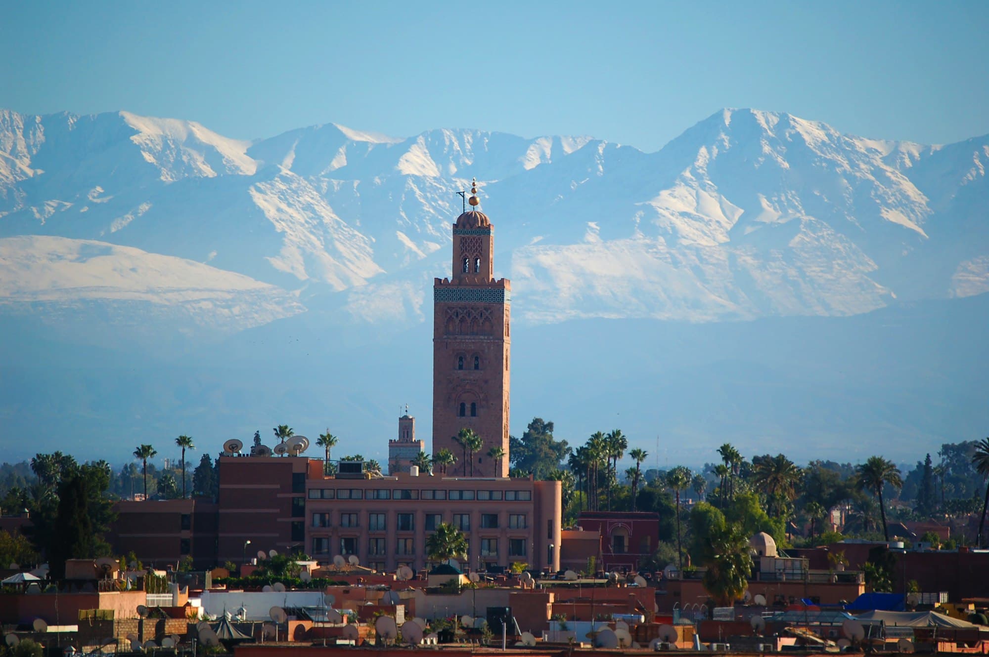 La mosquée Koutoubia de Marrakech devant les sommets enneigés de l'Atlas