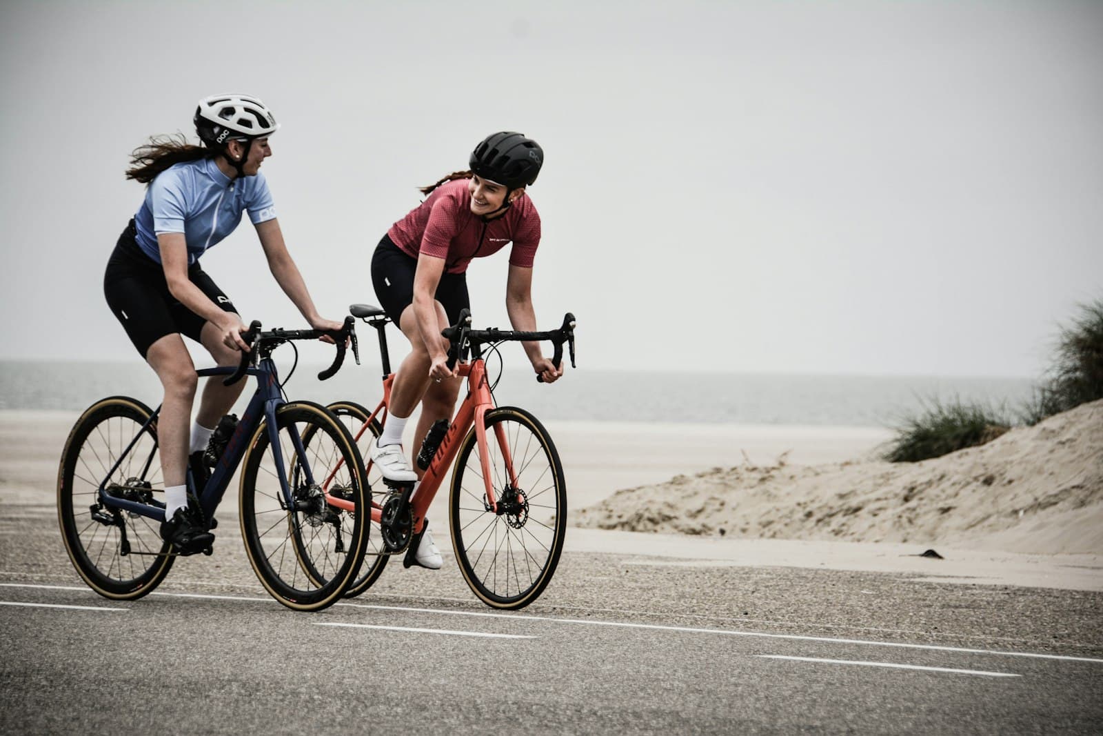 Deux cyclistes roulent côte à côte