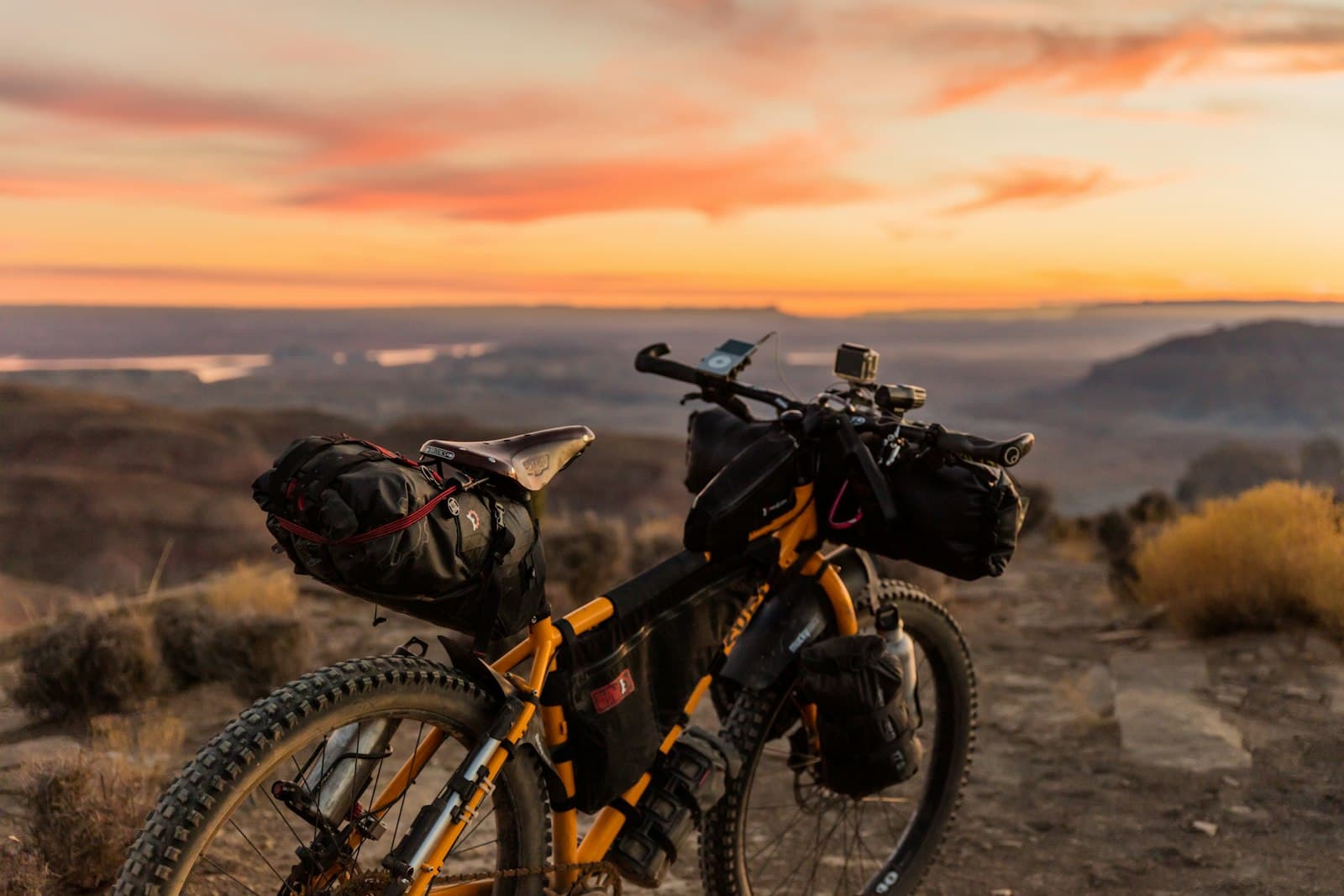 Vélo équipé de sacoches au coucher du soleil