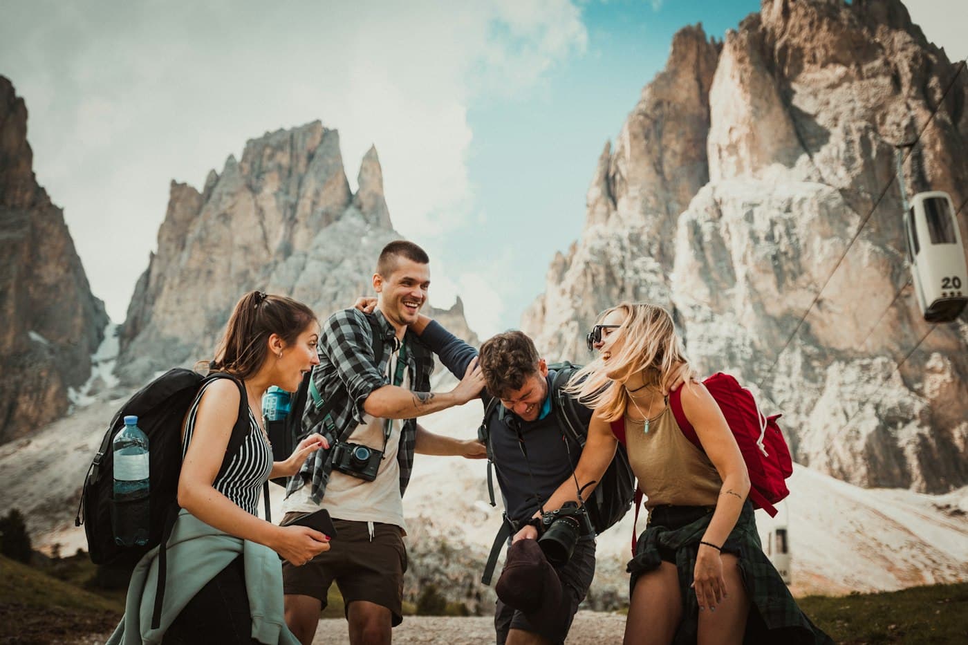 Groupe de voyageurs souriants pendant une excursion