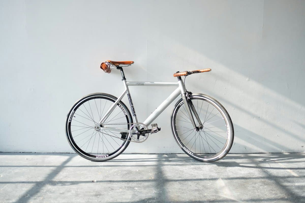 Vélo blanc à selle en cuir