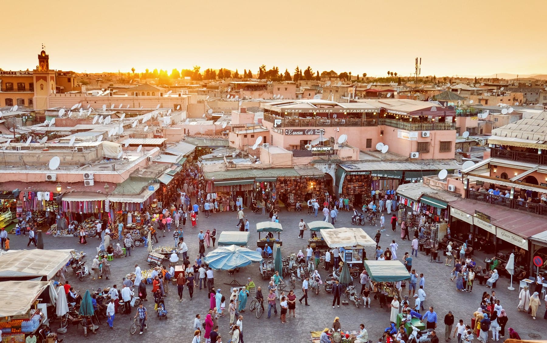 La place Jemaa el-Fna et ses étals au coucher du soleil